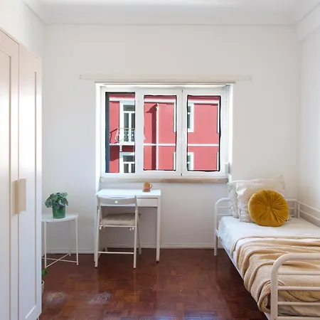 Cosmopolitan - Top Floor Homestay