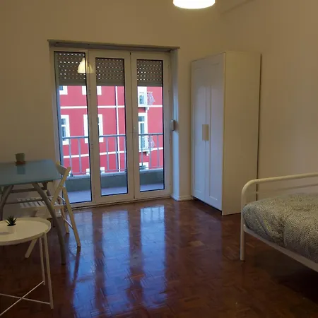 Cosmopolitan - Top Floor Homestay Lisbon